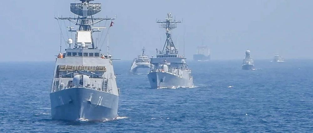 Chinesische, russische und iranische Kriegsschiffe bei einem Manöver.