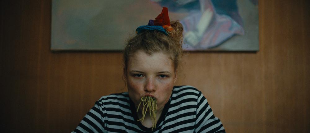 Luisa-Célina Gaffron spielt Pia im österreichischen Beitrag „How to Be Normal and the Oddness of the Other World“.