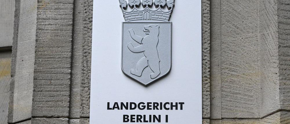Ein Streit zwischen zwei Gruppen vor einem Lokal in Berlin-Lichtenberg endete mit Schüssen. Ein Vater steht nun mit seinem Sohn vor Gericht. (Symbolfoto)