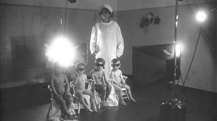 September 1930: In Berlin Wedding befindet sich ein städtisches Höhensonnen-Institut zur Bestrahlung bedürftiger Großstadtkinder. Mit Schutzbrillen vor den Augen werden sie den heilenden Strahlen der Höhensonne ausgesetzt.