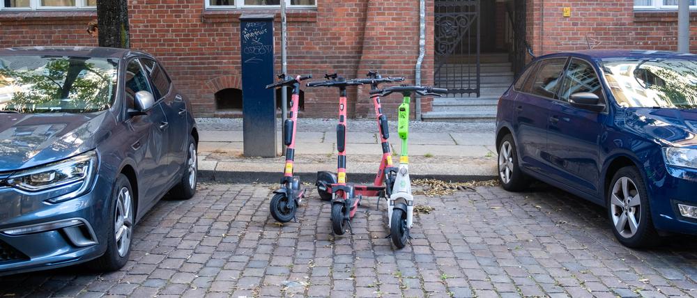Auf Parkplätzen abgestellte E-Scooter könnte man in Berlin bald wohl öfter sehen.
