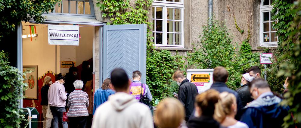 Schlange vor Wahllokal