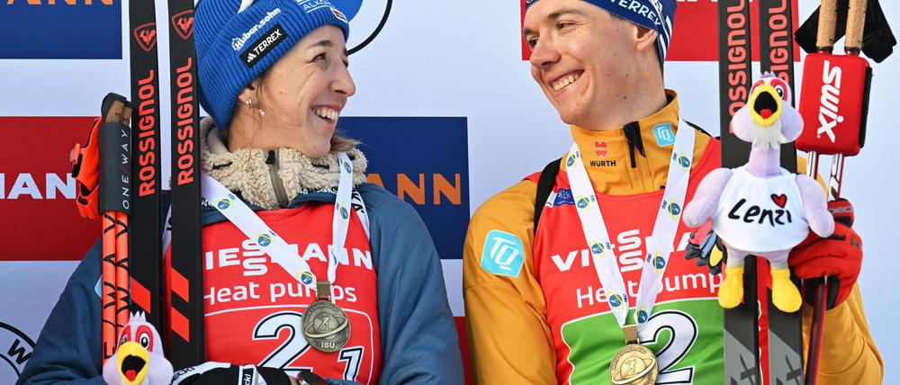 Franziska Preuß und Justus Strelow strahlen auf dem Siegerpodest.