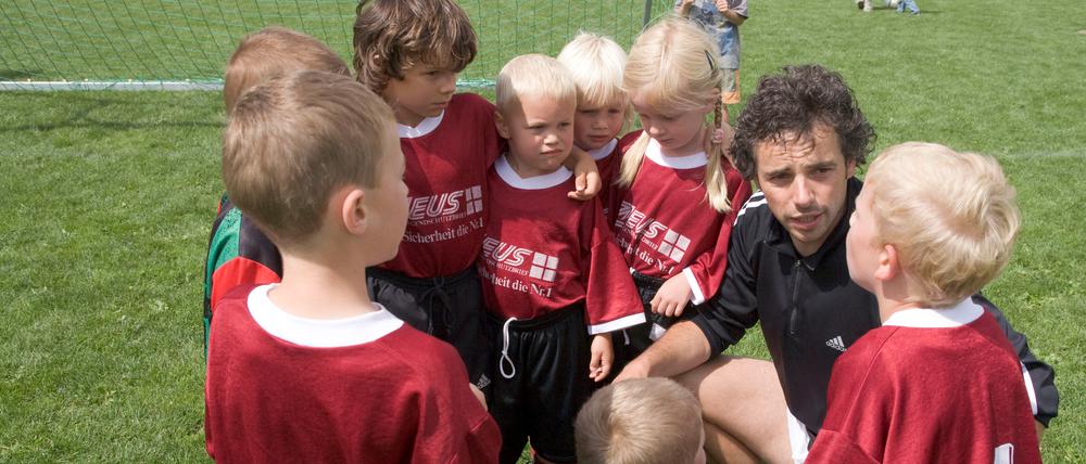 Auch Sportvereine sind Bildungsorte. Dort lernen Menschen Regeln des guten Miteinanders von klein auf. FU-Beilage