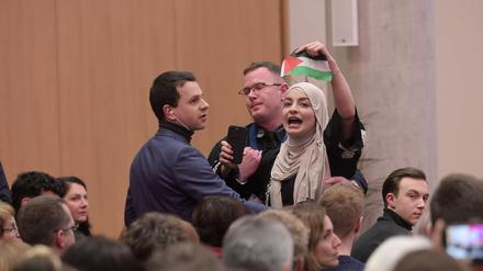 Eine pro-palästinensische Fragestellerin wird bei einem Bürgerdialog mit Bundeskanzler Scholz (SPD)