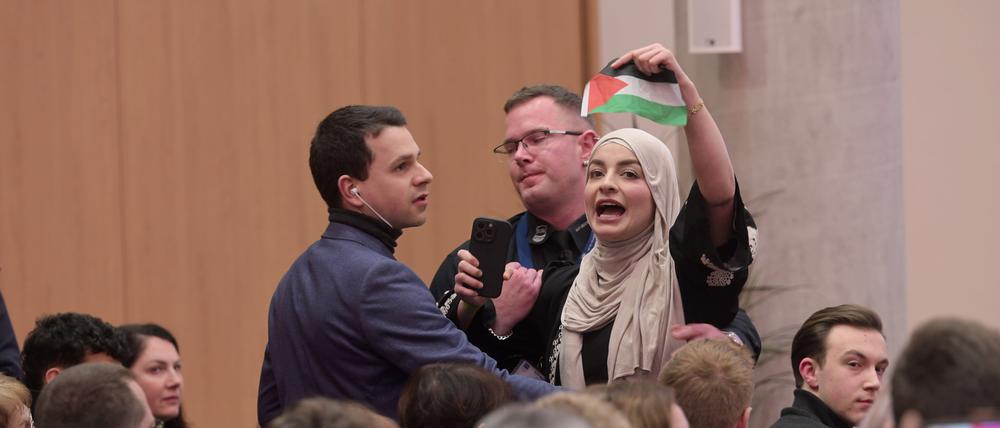 Eine pro-palästinensische Fragestellerin wird bei einem Bürgerdialog mit Bundeskanzler Scholz (SPD)