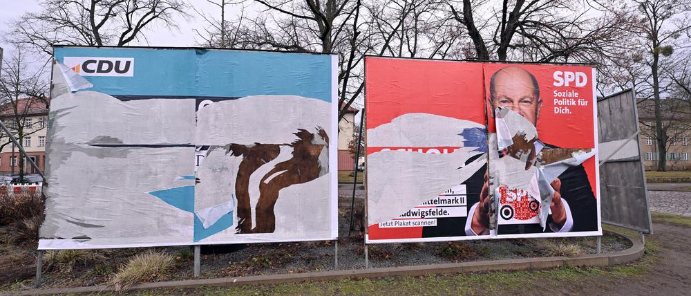 Zerstörte Wahlplakate in Potsdam.