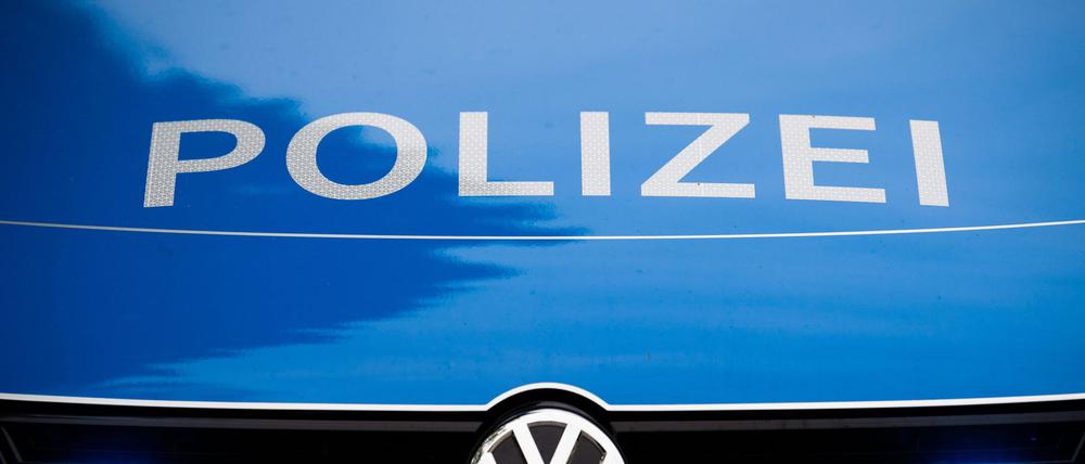 Vier Polizisten wurden bei dem Einsatz verletzt. (Archivbild)