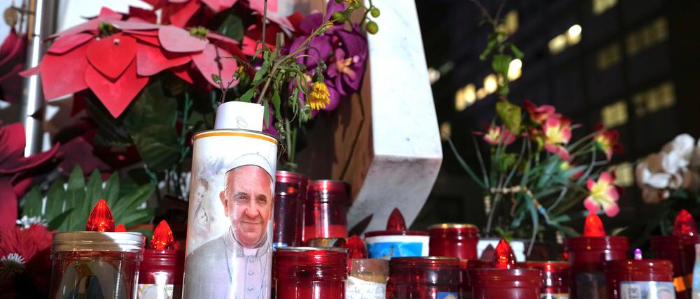 Die Sorge um Papst Franziskus ist seit seiner Einlieferung in die Gemelli-Klinik unter Gläubigen auf der ganzen Welt groß.