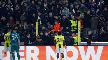 Das Europa-League-Spiel zwischen Anderlecht und Fenerbahçe wurde kurz nach Spielbeginn unterbrochen.