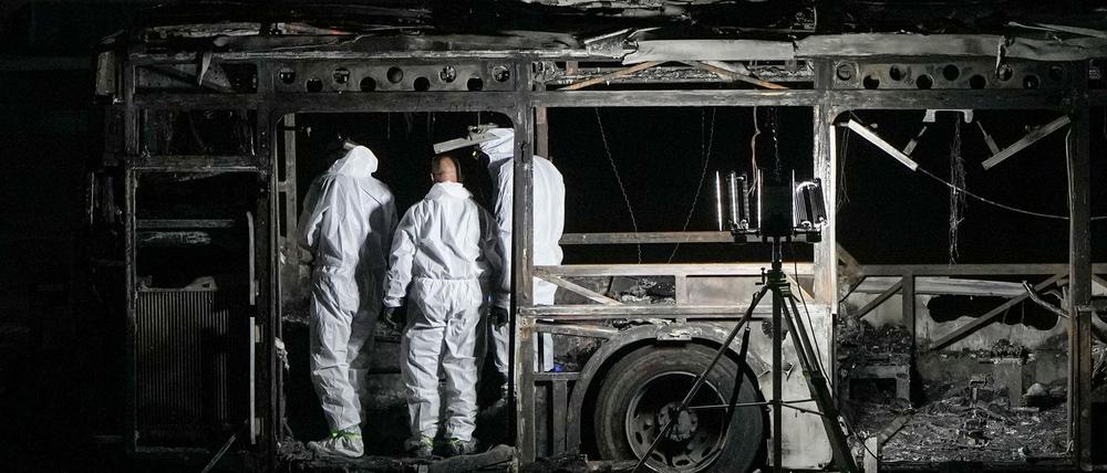 Israels Polizei spricht nach den Bus-Explosionen von einem „mutmaßlichen Terroranschlag“.