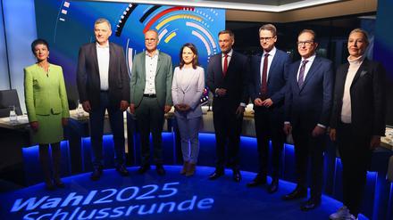 Die acht Diskutanten kurz vor der Sendung.