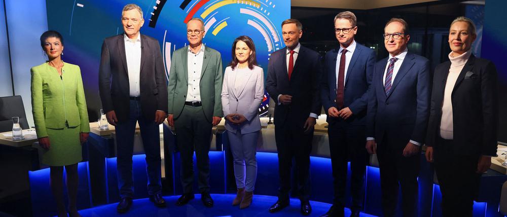 Die acht Diskutanten kurz vor der Sendung.