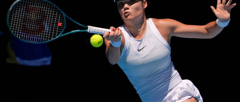 Bei der Partie von Emma Raducanu in Dubai wird ein Zuschauer ausgeschlossen.