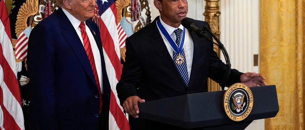 Trump (l.) und Woods gingen im Anschluss an das Gespräch zu einem anderen Thema vor die Presse.