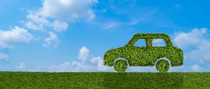 Ein grünes Auto vor blauem Himmel