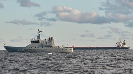 Das chinesische Schiff, der Massengutfrachter «Yi Peng 3», im Hintergrund, liegt vor Anker und wird von einem dänischen Marinepatrouillenschiff im Kattegat überwacht.