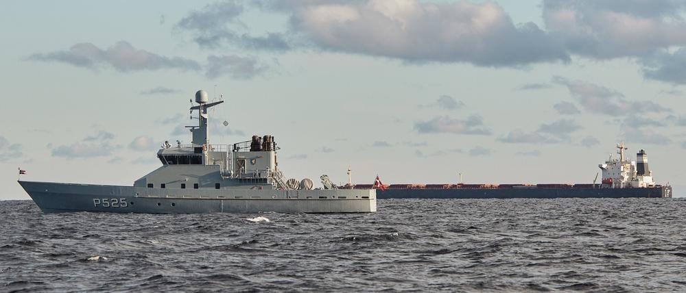 Das chinesische Schiff, der Massengutfrachter «Yi Peng 3», im Hintergrund, liegt vor Anker und wird von einem dänischen Marinepatrouillenschiff im Kattegat überwacht.