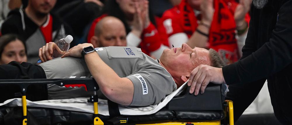 Der dänische Schiedsrichter Jesper Madsen ist beim Champions-League-Spiel zwischen KC Veszprem und Sporting Lissabon kollabiert.