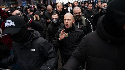 ARCHIV - 14.12.2024, Berlin: Menschen nehmen an einer rechtsradikalen Demonstration mit dem Motto «Für Recht und Ordnung: gegen Linksextremismus und politisch motivierte Gewalt» in Berlin-Friedrichshain teil. 