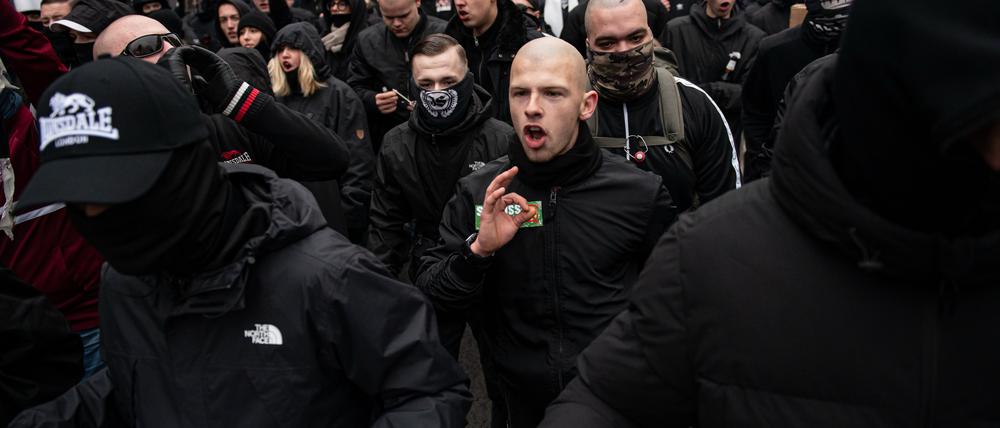 Menschen nehmen an einer rechtsradikalen Demonstration mit dem Motto «Für Recht und Ordnung: gegen Linksextremismus und politisch motivierte Gewalt» in Berlin-Friedrichshain teil.