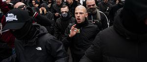 Menschen nehmen an einer rechtsradikalen Demonstration mit dem Motto «Für Recht und Ordnung: gegen Linksextremismus und politisch motivierte Gewalt» in Berlin-Friedrichshain teil.