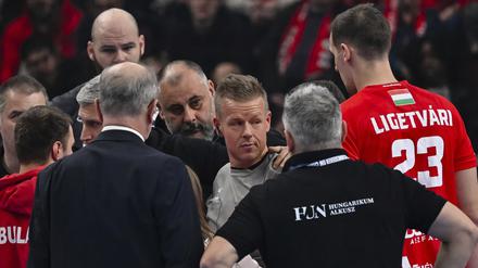Beim Champions-League-Duell Veszprem gegen Lissabon spielten sich dramatische Szenen ab.