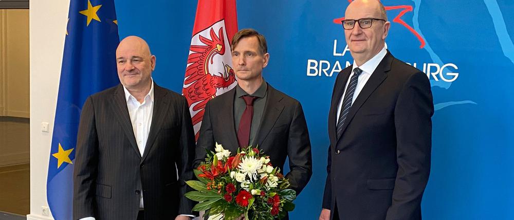 Brandenburgs Regierungschef Dietmar Woidke (SPD) ernennt den neuen Finanzstaatssekretär Tinko Hempel.