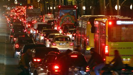 Berlins Busse stecken oft im Stau zwischen den Autos