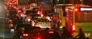 Lange Staus haben sich zum Feierabend in der Berliner Innenstadt gebildet. (Symbolbild)