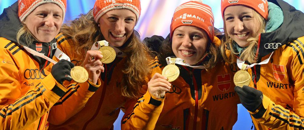 Franziska Hildebrand, Vanessa Hinz, Laura Dahlmeier und Franziska Preuß mit ihren Goldmedaillen 2015.