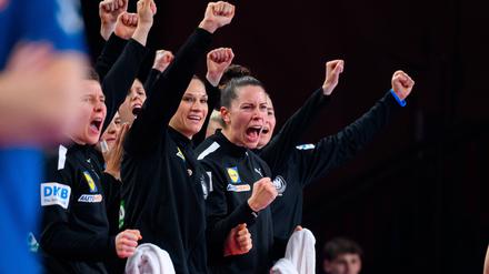 Jubel bei den deutschen Handballerinnen um Julia Behnke und Emily Bölk.