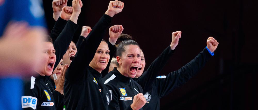 Jubel bei den deutschen Handballerinnen um Julia Behnke und Emily Bölk.