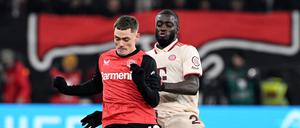 Florian Wirtz (links) und Bayerns Dayot Upamecano treffen auch in der Champions League aufeinander. 