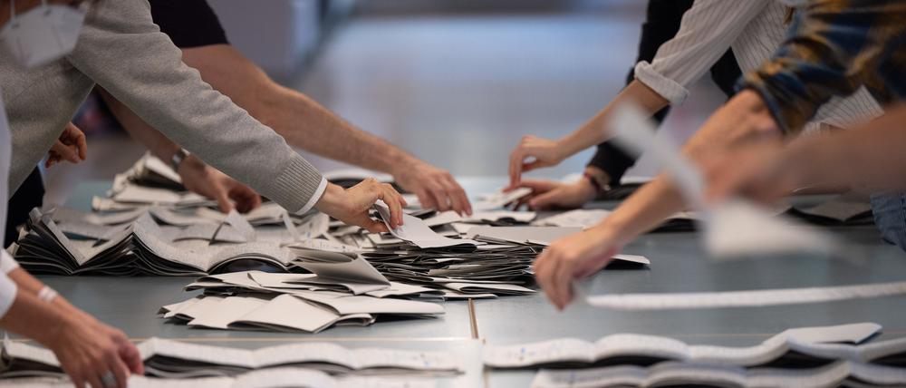 Wahlhelfende beim Auszählen von Stimmzetteln.