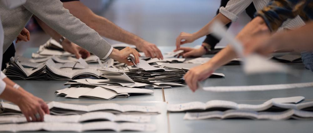 Wahlhelfende beim Auszählen von Stimmzetteln.