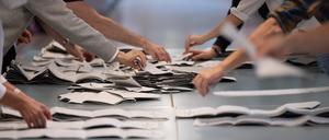 ARCHIV - 26.09.2021, Berlin: Wahlhelfer und Wahlhelferinnen zählen in einem Wahllokal Stimmzettel für die Bundestagswahl.  (zu dpa: «Bundestagswahl: Rund 675.000 Wahlhelfer im Einsatz») Foto: Sebastian Gollnow/dpa +++ dpa-Bildfunk +++
