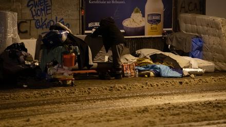 Obdachlose haben bei eisigen Temperaturen und Schnee unter einer Brücke am Bahnhof Zoo ihr Lager errichtet. (Symbolbild)