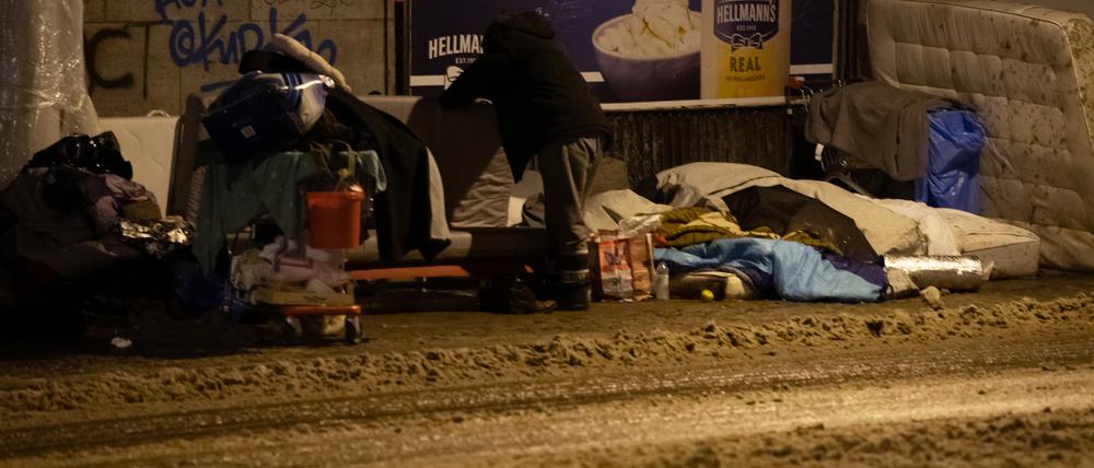 Obdachlose haben bei eisigen Temperaturen und Schnee unter einer Brücke am Bahnhof Zoo ihr Lager errichtet. (Symbolbild)