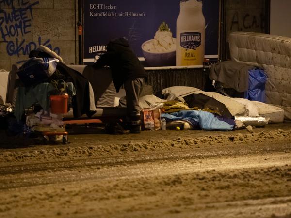 Obdachlose haben bei eisigen Temperaturen und Schnee unter einer BrÃ¼cke am Bahnhof Zoo ihr Lager errichtet. An der Wand ist der aufgesprÃ¼hte Â«Home sweet homeÂ» zu lesen. +++ dpa-Bildfunk +++