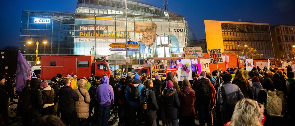 Vor der CDU-Zentrale ist am Wahlabend eine große Demonstration geplant. (Archivbild)