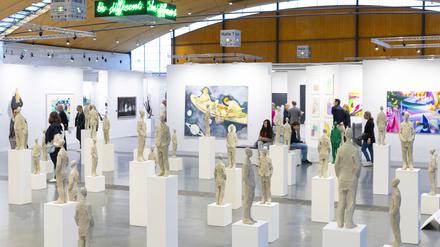 Blick in Halle 1 der Art Karlsruhe, im Vordergrund die Skulpturen von Tina Heuter (Galerie Mianki).