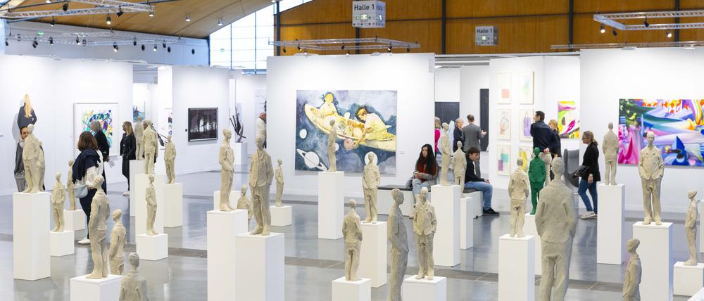 Blick in Halle 1 der Art Karlsruhe, im Vordergrund die Skulpturen von Tina Heuter (Galerie Mianki).