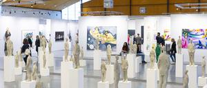 Blick in Halle 1 der Art Karlsruhe, im Vordergrund die Skulpturen von Tina Heuter (Galerie Mianki).