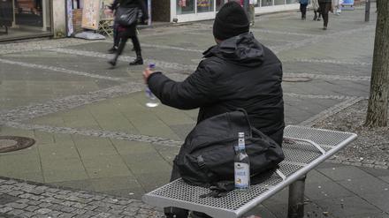 Ein Trunkenbold auf der Wilmersdorfer Straße in Berlin-Charlottenburg. Für manche vor allem eine Belästigung.