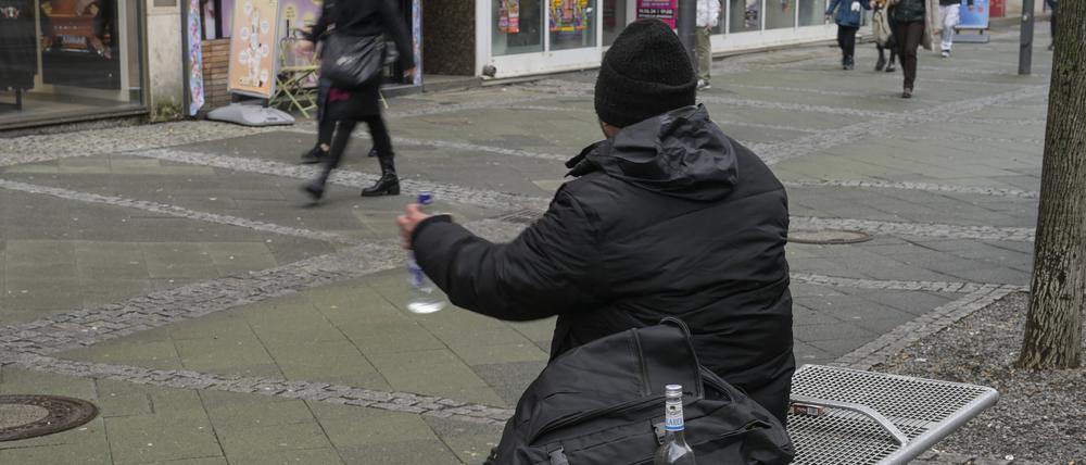 Ein Trunkenbold auf der Wilmersdorfer Straße in Berlin-Charlottenburg. Für manche vor allem eine Belästigung.