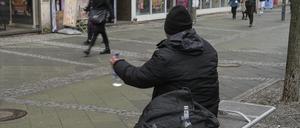 Ein Trunkenbold auf der Wilmersdorfer Straße in Berlin-Charlottenburg. Für manche vor allem eine Belästigung.