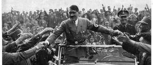 Adolf Hitler lässt sich 1933 beim „Reichsparteitag des Sieges“ in Nürnberg feiern. 