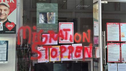 Ein Schriftzug mit den Worten "Migration stoppen" auf dem Fenster vom Büro des Berliner SPD-Abgeordneten Sven Meyer.