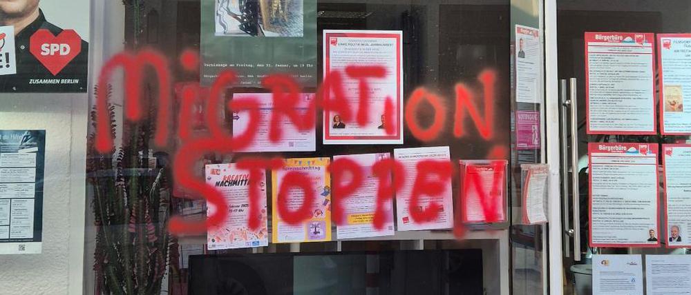 Ein Schriftzug mit den Worten "Migration stoppen" auf dem Fenster vom Büro des Berliner SPD-Abgeordneten Sven Meyer.